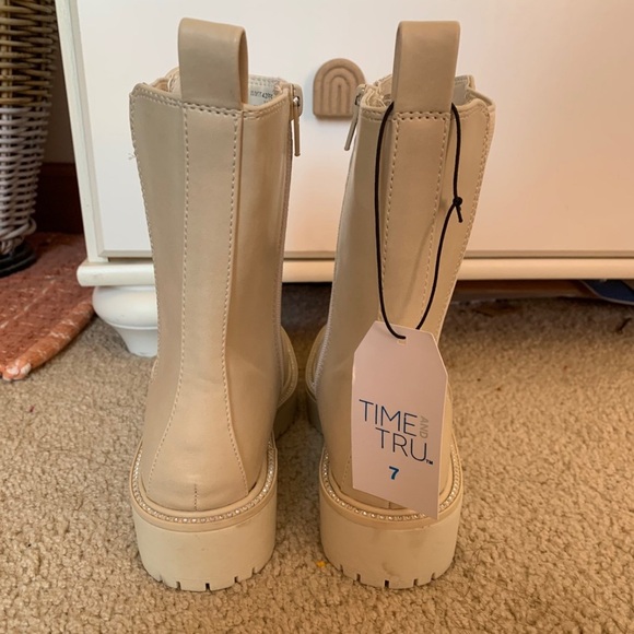 Boots - Picture 5 of 6